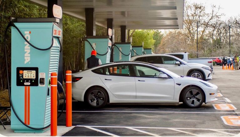 a-liga-da-justica-das-montadoras-contra-o-imperio-da-tesla